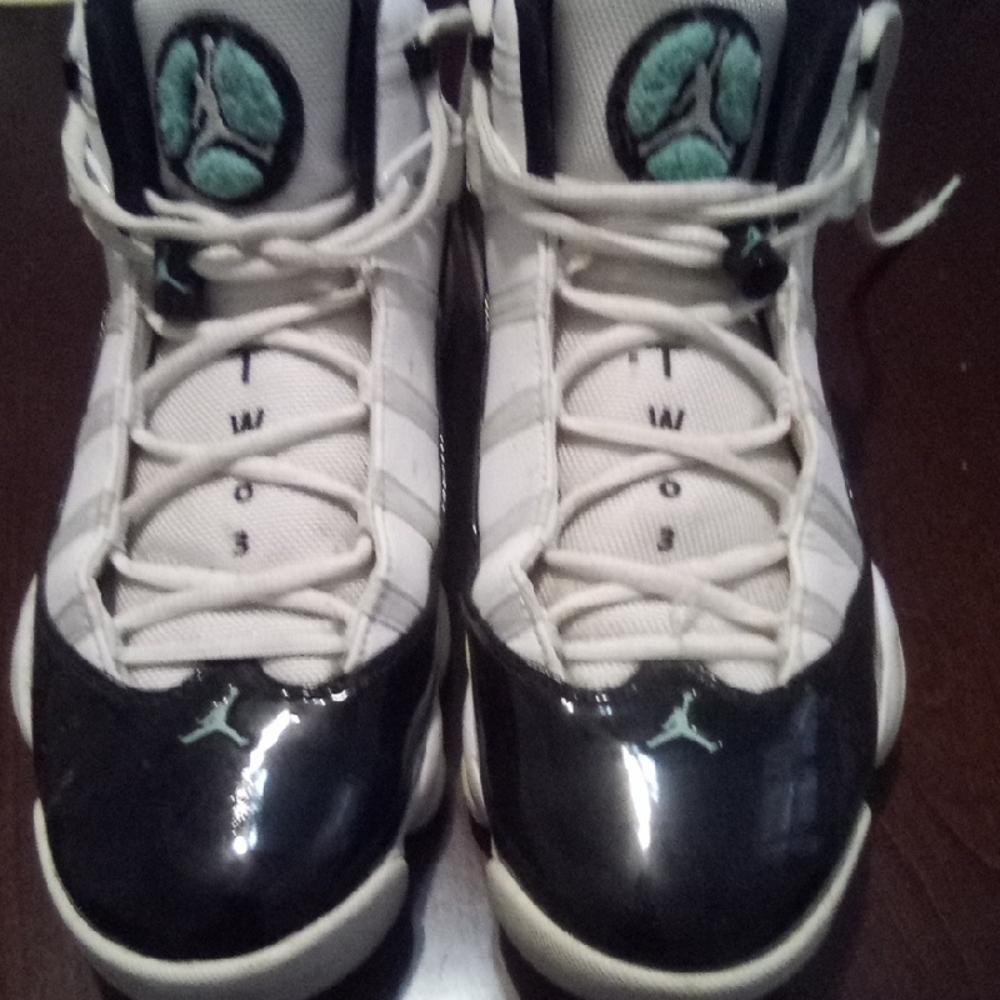 Jordan Sneakers Black and White USed